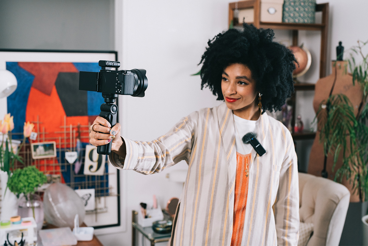 Αντίθετα με την αναλογική μετάδοση ήχου, δεν υπάρχουν παρεμβολές στο σήμα λόγω καλωδίου. Απλώς κάντε σύζευξη του ZV-E10 με μικρόφωνο Sony που υποστηρίζει διασύνδεση ψηφιακού ήχου μέσω υποδοχής MI, για καθαρό, πλήρως ψηφιακό ήχο χαμηλού θορύβου. Ή συνδέστε το μικρόφωνό σας με το βύσμα μικροφώνου της μηχανής, για ακόμα καλύτερο ήχο.