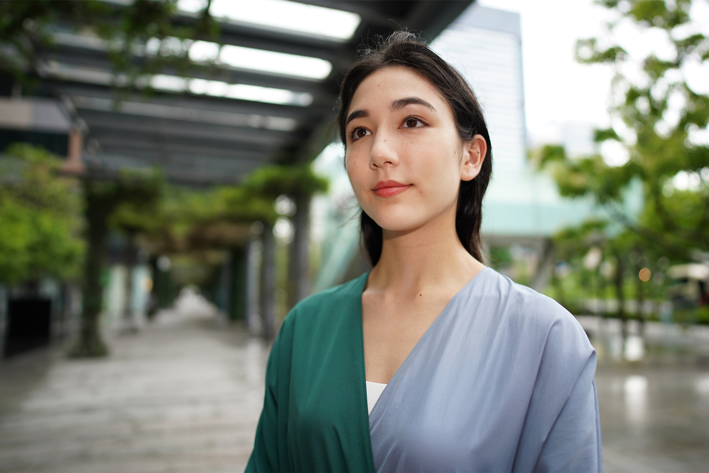 Εικόνα παραδείγματος ενός πορτραίτου γυναίκας σε εξωτερικό χώρο