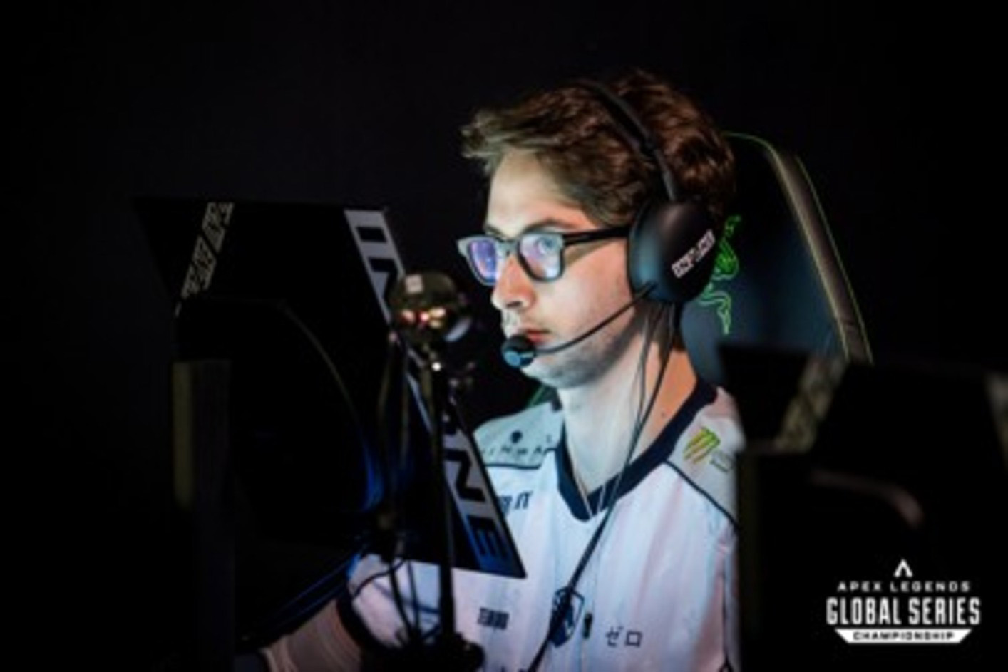 Ένας gamer φοράει τα ακουστικά gaming INZONE H9 II ενώ παίζει έναν αγώνα