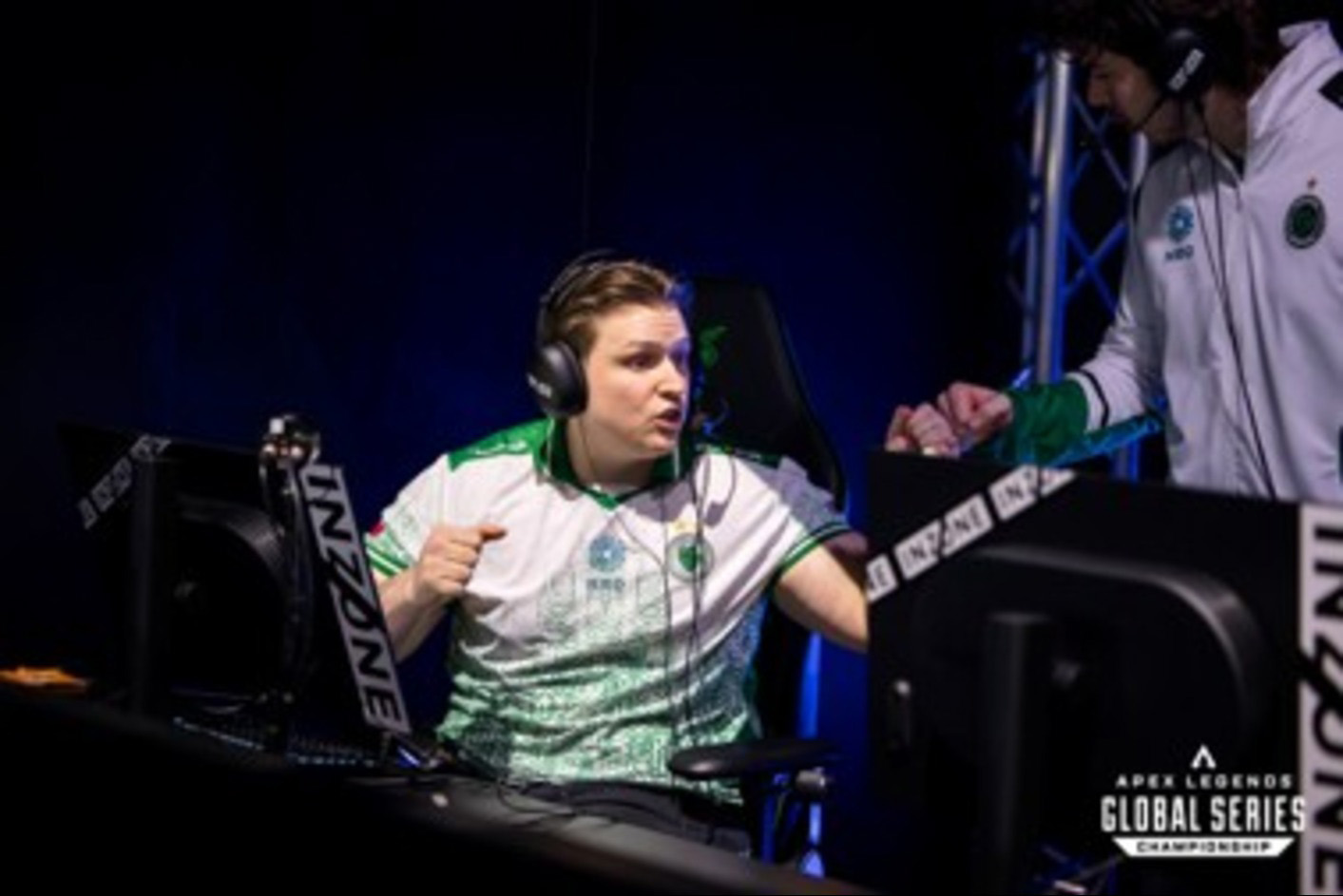 Ένας gamer που φοράει ακουστικά gaming INZONE H9 II και βρίσκεται μπροστά στην οθόνη gaming INZONE M10S συνομιλώντας με έναν άλλο παίκτη