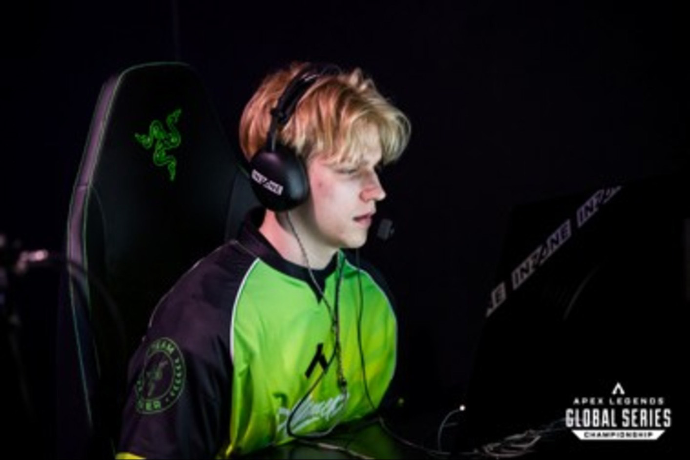 Ένας gamer που φοράει ακουστικά gaming INZONE H9 II και αγωνίζεται σε μια οθόνη gaming INZONE M10S