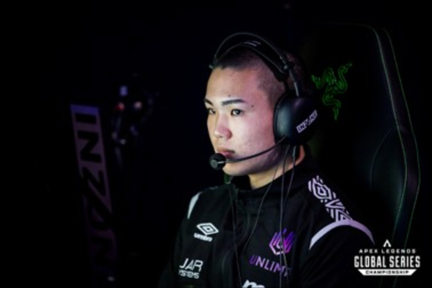 Ένα gamer που φοράει τα ακουστικά gaming INZONE H9 II