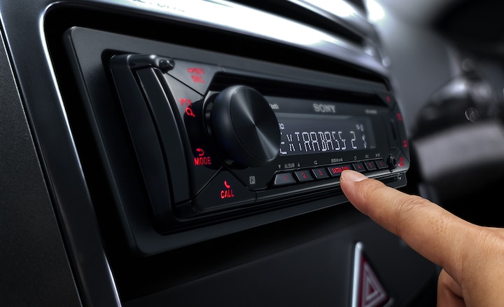 Εικόνα ατόμου που πατάει ένα κουμπί στο MEX-N4300BT σε ένα ταμπλό