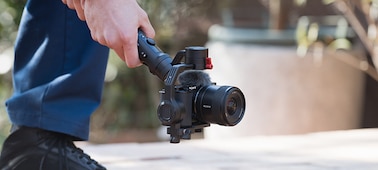 Άτομο που κάνει λήψη βίντεο με gimbal