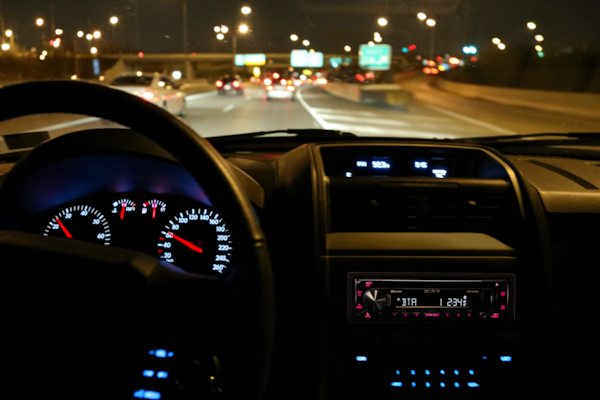 Νυχτερινή λήψη της οθόνης του MEX-N4300BT σε χρώματα που ταιριάζουν με το ταμπλό του αυτοκινήτου